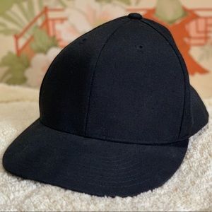 NWOT: Lids Black Hat 210Fitted